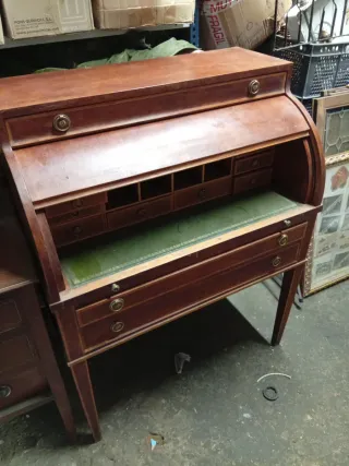 Buró antiguo de madera