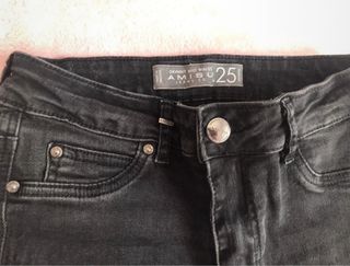 Pantalón vaquero pitillo elástico negro envejecido