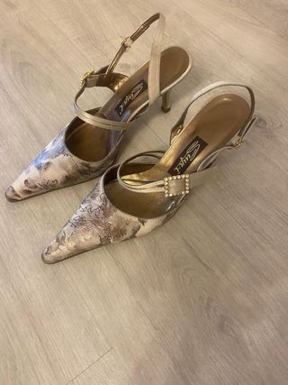 Zapatos de tacón Siyeri dorados y multicolor