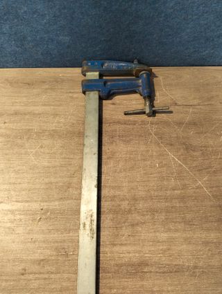 Tornillo de apriete con freno