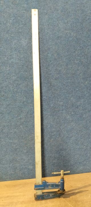 Tornillo de apriete con freno