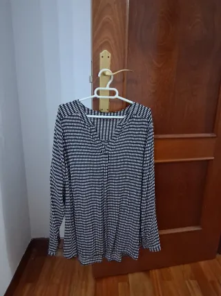 Camisa de mujer con estampado blanco y negro