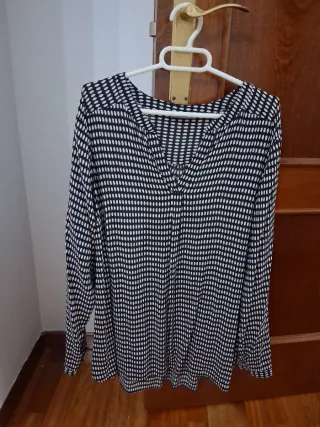 Camisa de mujer con estampado blanco y negro
