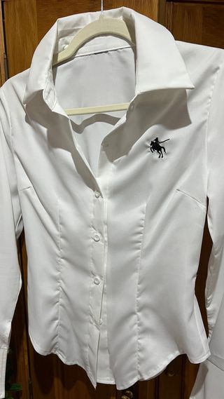 Camisa blanca con bordado de caballo