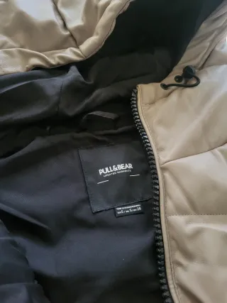 Chaleco acolchado con capucha.