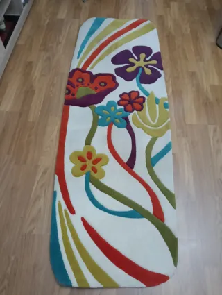 Alfombra de tela multicolor con flores