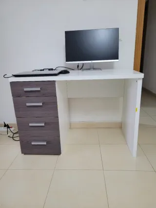 Escritorio Blanco con Cajones Marrones