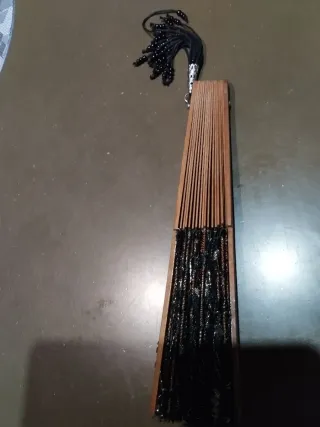 Abanico negro con detalles dorados