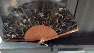 Abanico negro con detalles dorados