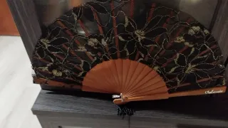 Abanico negro con detalles dorados