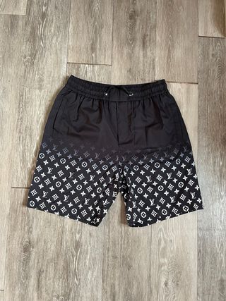 Louis Vuitton costume nero con cartellino