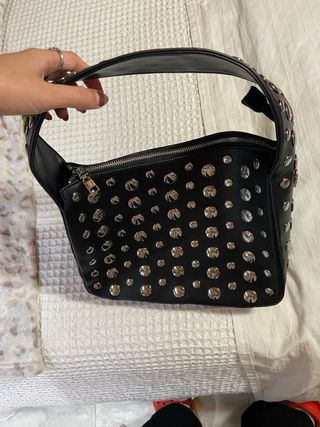 Bolso negro con tachuelas plateadas
