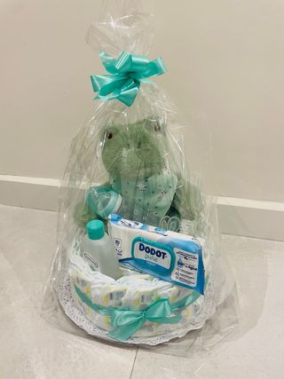 Tarta de pañales con peluche y accesorios