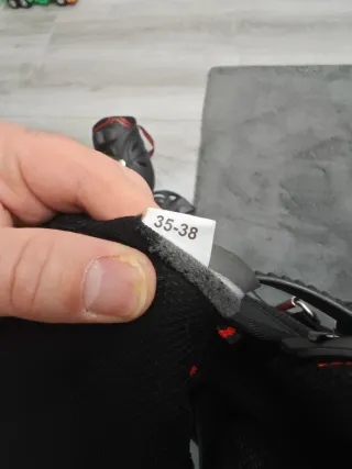 Patines en línea negros y rojos