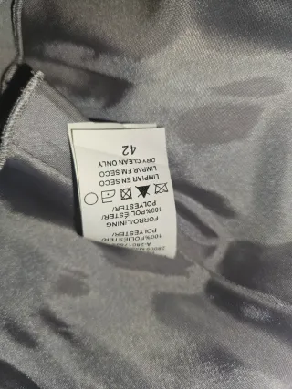 Vestido largo gris con tirantes