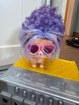 Muñeca LOL con pelo morado y gafas, bebes + perros