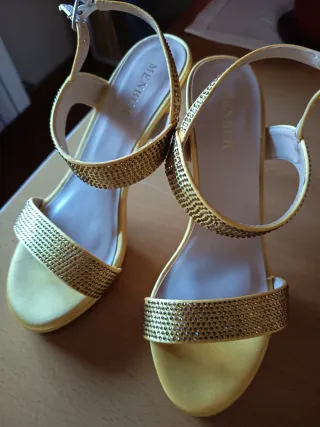 Sandalias de tacón doradas con pedrería