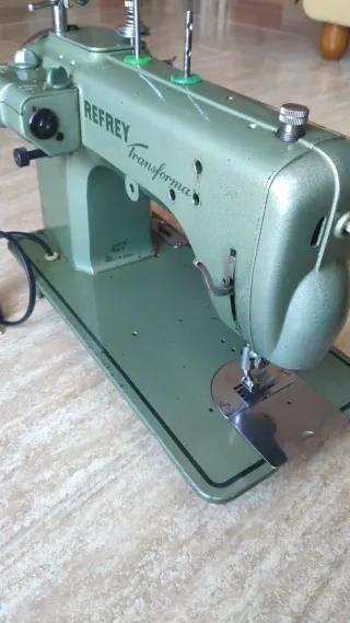 Máquina de Coser Refrey 427