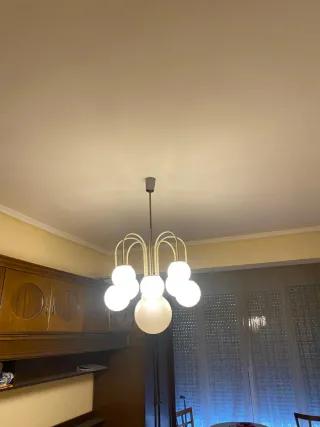 Lámpara colgante dorada y blanca de los años 60