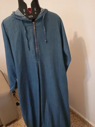 Jalaba con capucha y cremallera