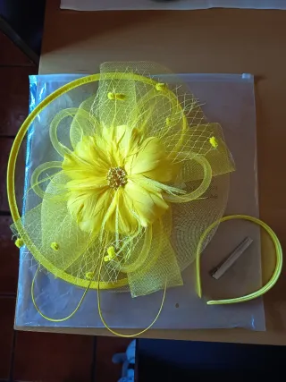 Tocado amarillo con flor y velo