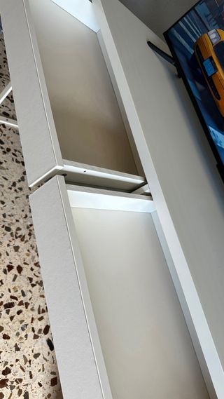 Escritorio blanco con cajones