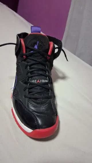 Zapatillas Jordan Negras y Rojas