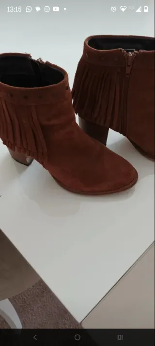 Botas de camurça castanhas com franjas