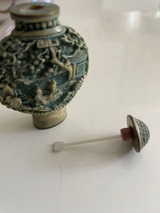 Frasco antiguo tallado