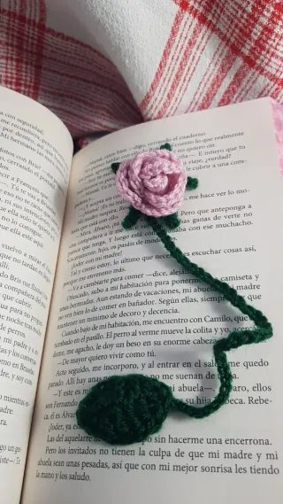 Marcapáginas crochet Rosa