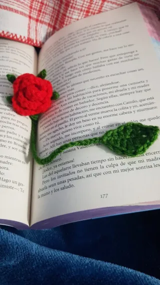 Marcapáginas crochet Rosa