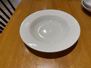 Platos blancos de porcelana