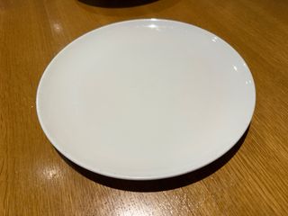 Platos blancos de porcelana