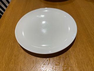 Platos blancos de porcelana