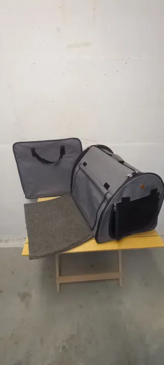 Trasportino per cani pieghevole colore grigio.