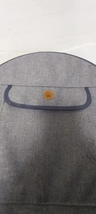 Trasportino per cani pieghevole colore grigio.