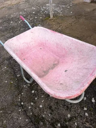 Carretilla roja de jardín