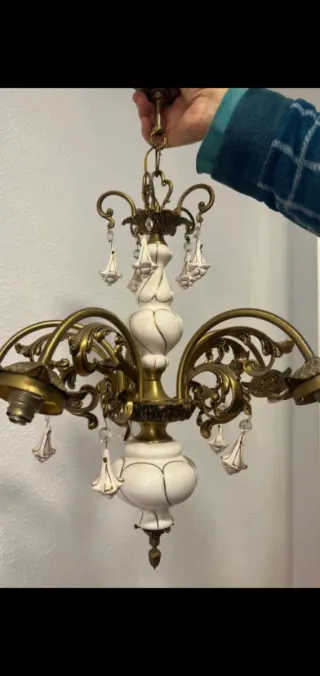 Lámpara de techo dorada y blanca