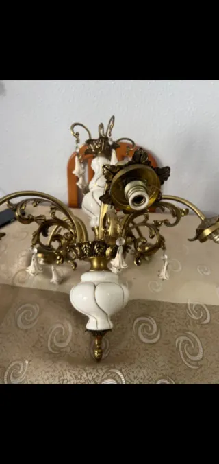 Lámpara de techo dorada y blanca