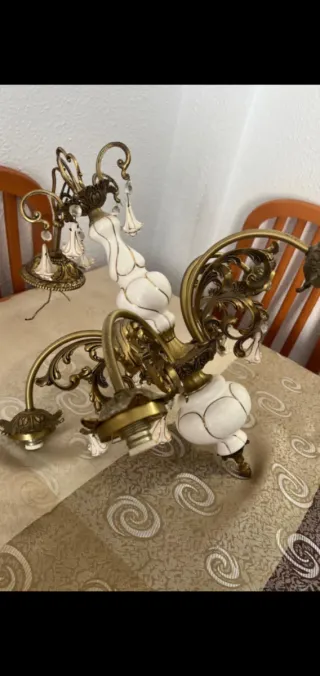 Lámpara de techo dorada y blanca