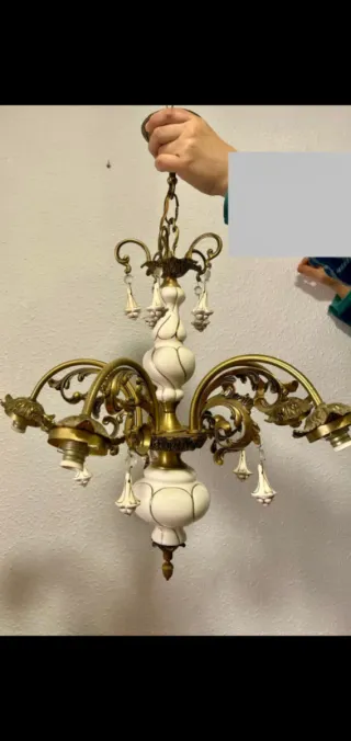 Lámpara de techo dorada y blanca