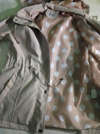 Chubasquero beige con capucha