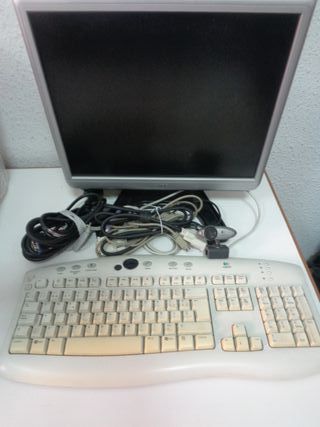 Pantalla, teclado, cámara web y cables