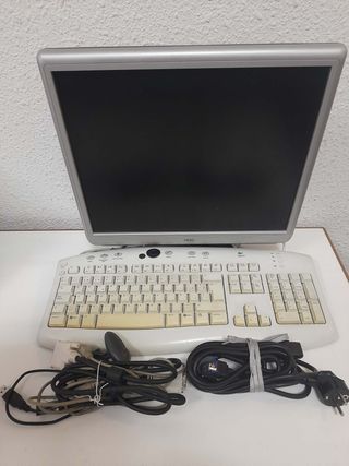 Pantalla, teclado, cámara web y cables