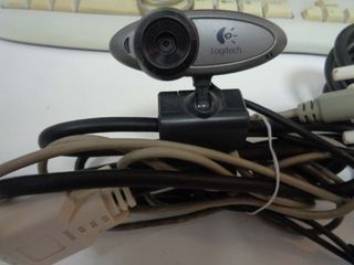 Pantalla, teclado, cámara web y cables