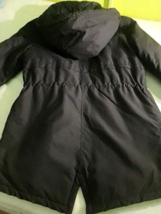 Abrigo negro con capucha para mujer