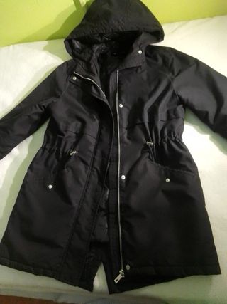 Abrigo negro con capucha para mujer