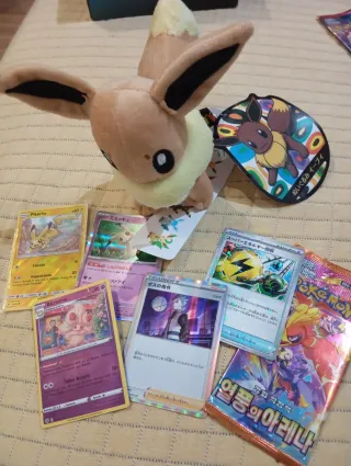 Lote Pokemon Peluche Eevee y Cartas