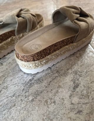 Sandalias beige plataforma lazo