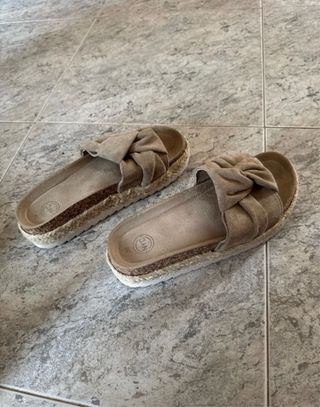 Sandalias beige plataforma lazo